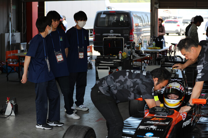 作業体験で参加した工業高校の生徒たち