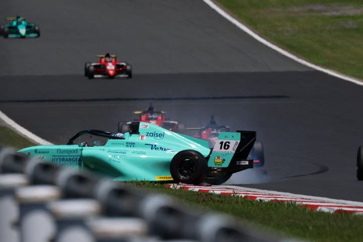 トップ走行中の新原光太郎（YBS Verve 影⼭ MCS4）がプッシュされスピン