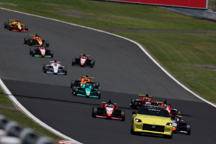 レースはセーフティーカーが導入された