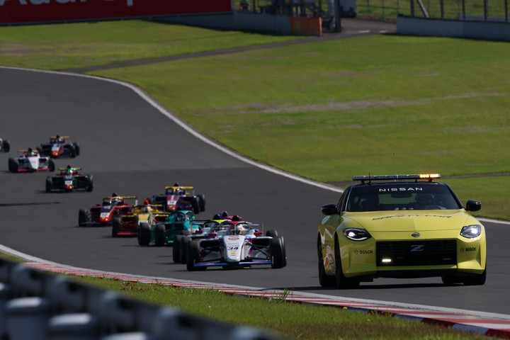 レースはセーフティーカーが導入された