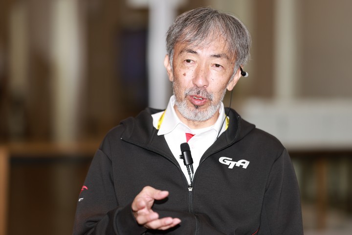 ぶらさがり会見でMCS4-24のエンジン問題について説明する服部尚貴オブザーバー