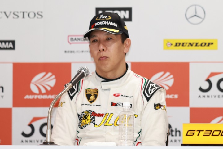 GT300クラスで優勝した小暮卓史（JLOC）