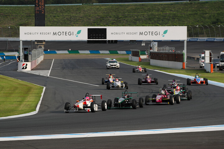 レースがスタートした