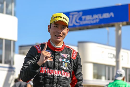 優勝した角間光起(ELEVレーシング10V ED)