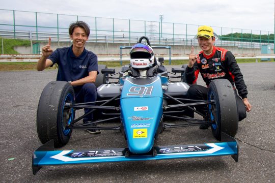 優勝した角間光起と前田大道監督