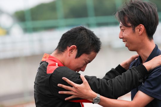 感涙にむせぶ角間光起