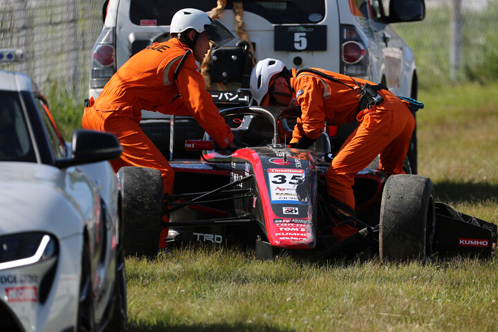コースアウトした中村仁（モビリティ中京 TOM'S 320 TGR-DC）