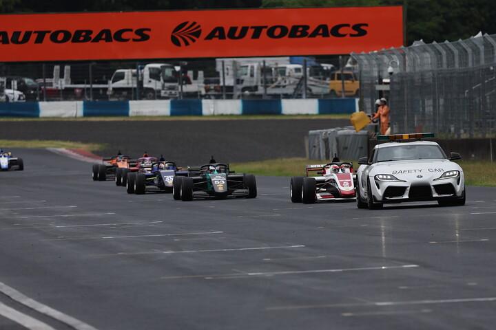 レースは降雨のためセーフティーカーが導入された