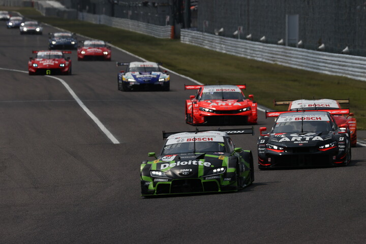 3時間レースのスタートシーン（GT500）