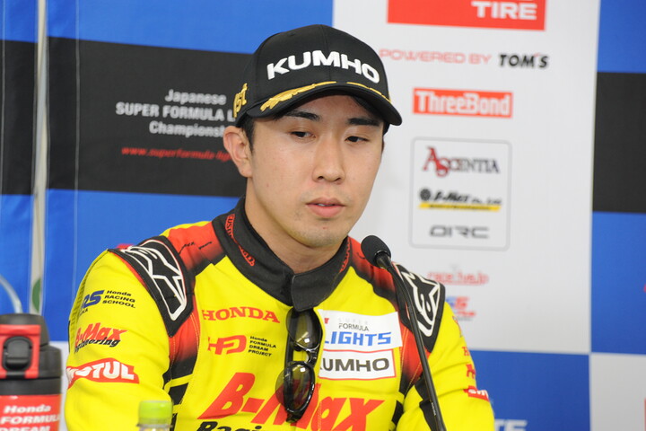 決勝記者会見：優勝した小出峻（B-MAX RACING TEAM）