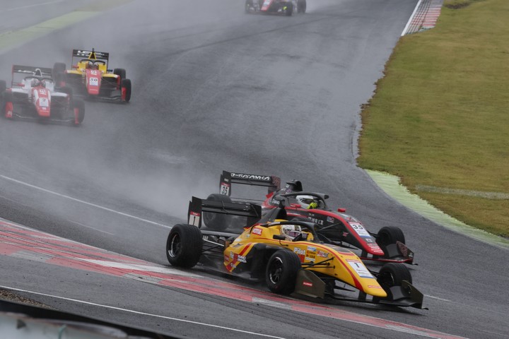 3コーナーでケイレン・フレデリックをパスする中村仁