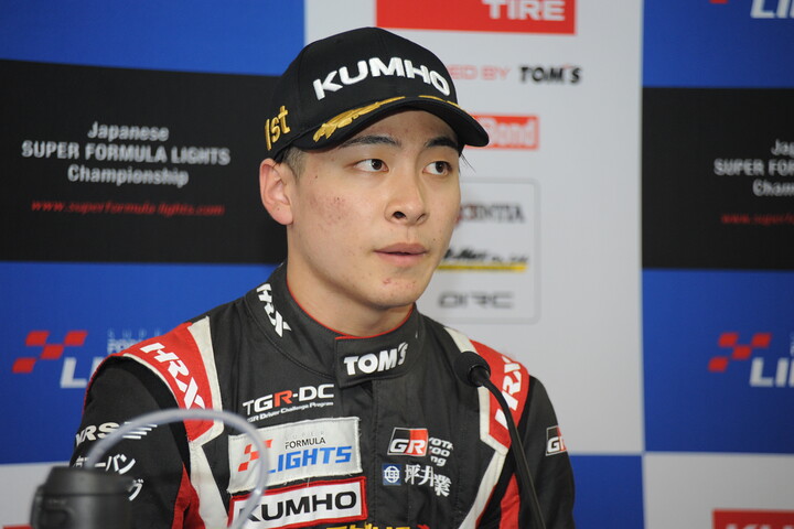 決勝記者会見：優勝した中村仁（TOM'S）