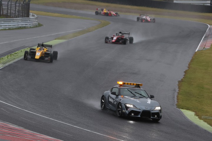 レースはセーフティーカースタートとなった