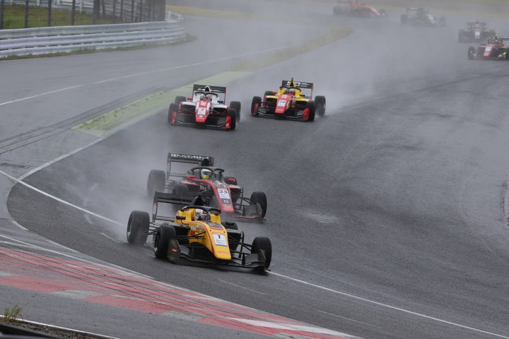 セーフティーカーが退きレースが始まった