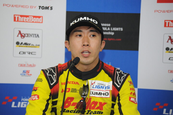 決勝記者会見：2位の小出峻（B-MAX RACING TEAM）