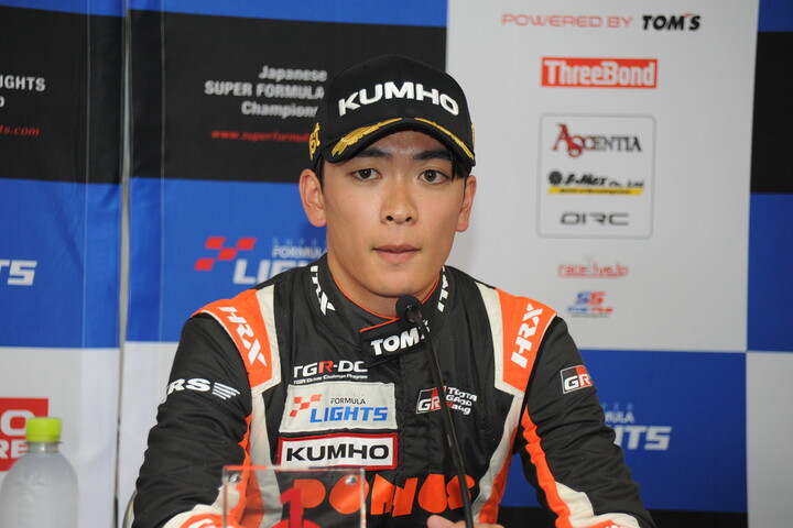 決勝記者会見：優勝した野中誠太（TOM'S）