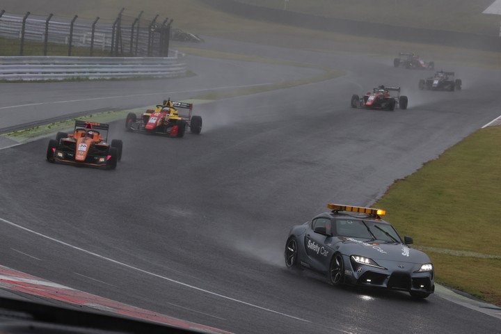 レースはセーフティーカー先導で終わった
