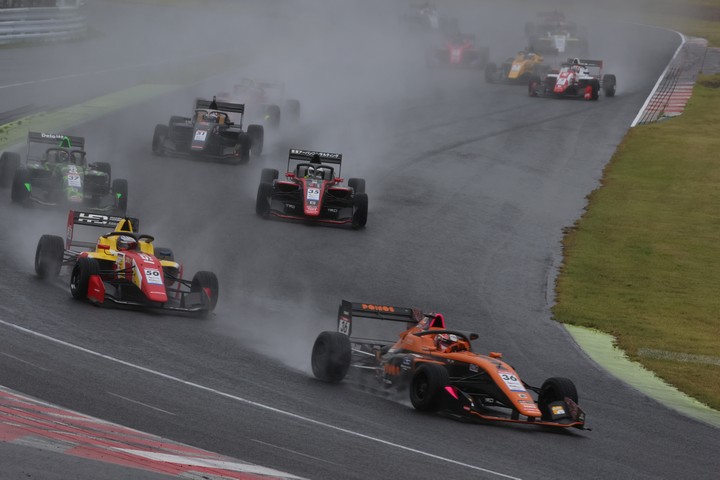 雨のなか決勝がスタートした