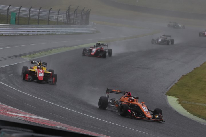 等間隔で走行するトップ3台