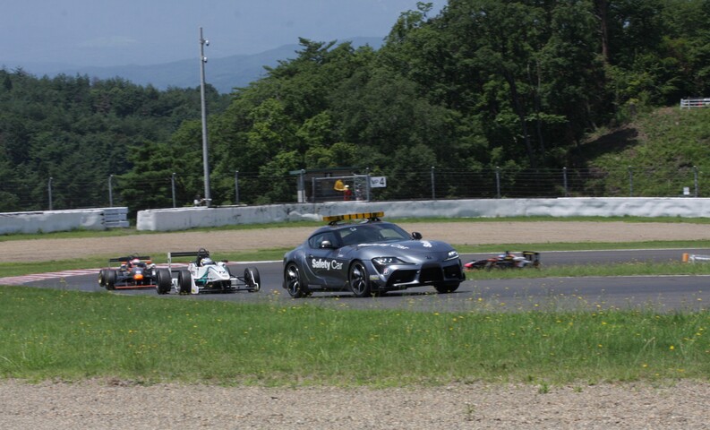 レースは途中セーフティーカーが導入された
