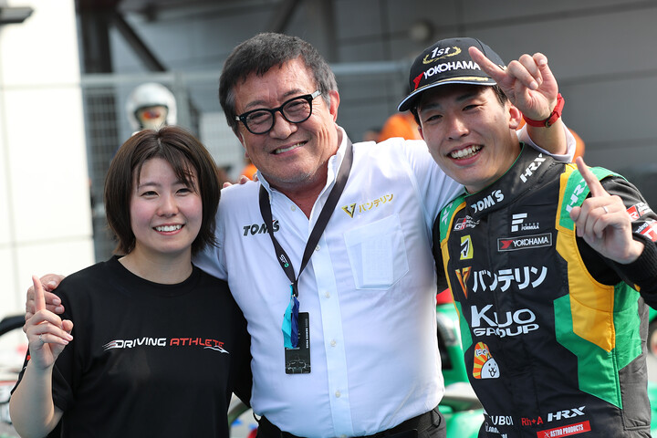 優勝した坪井翔（右）と妻の斎藤愛美（左）