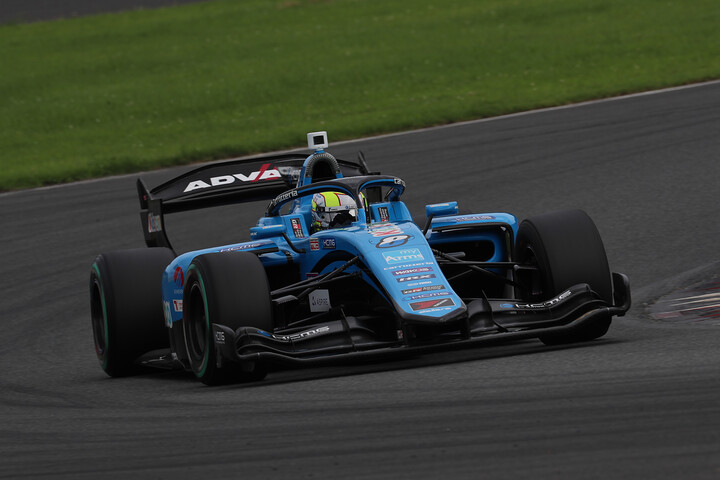 ポールポジションは福住仁嶺（Kids com KCMG Elyse SF23）