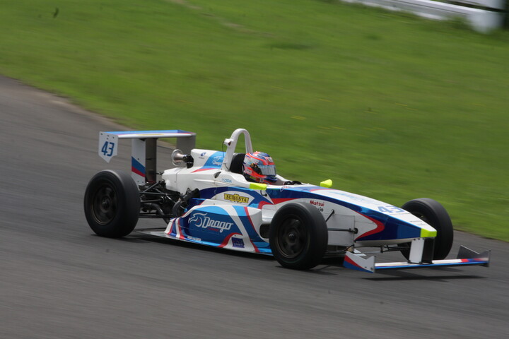 ポールポジションは小田優（Drago CORSE TAKE）