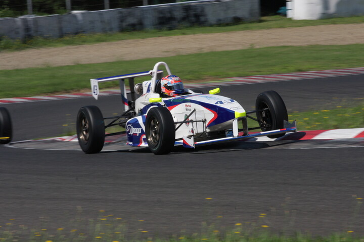 ポールポジションは小田優（Drago CORSE TAKE）