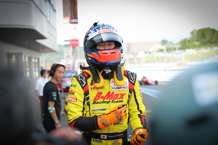 優勝した小出峻（HFDP WITH B-MAX RACING）