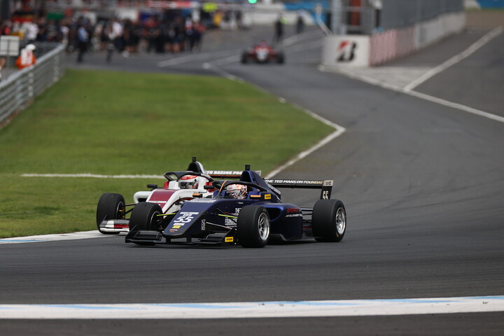 スタート直後、セバスチャン・マンソンとミハエル・サウターの攻防