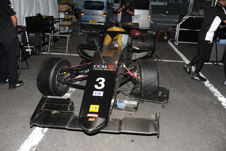 チェッカー後のアクシデント：損傷した堀尾風允のマシン