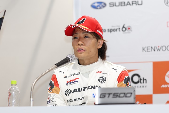 決勝記者会見：GT500クラスで優勝した松下信治（ARTA）