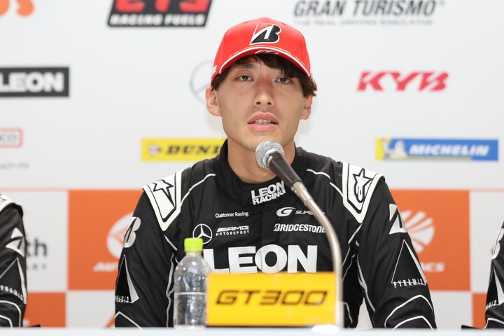決勝記者会見：GT300クラスで優勝した篠原拓朗（K2 R&D LEON RACING）