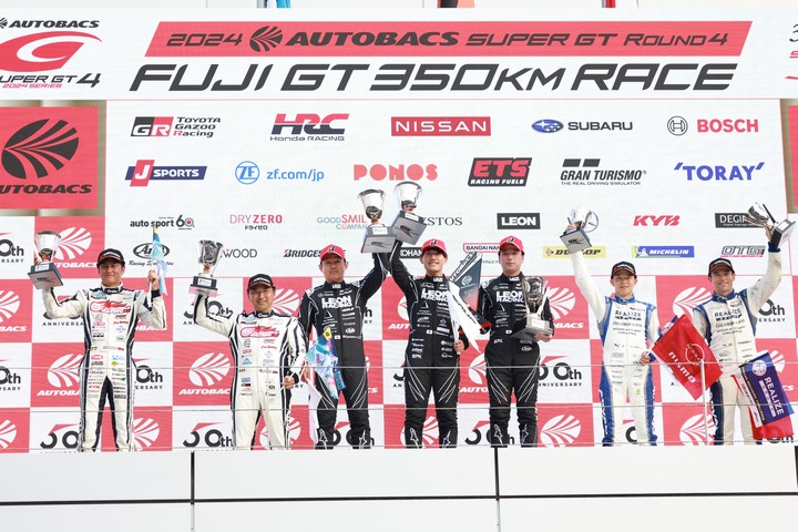 GT300クラスの表彰式