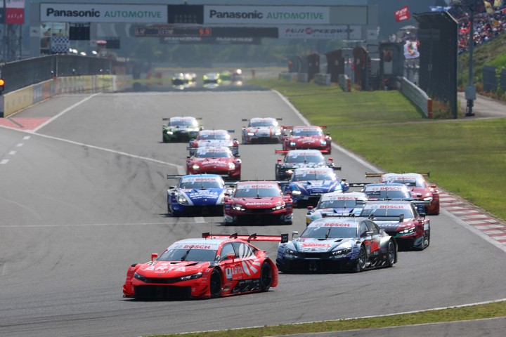 GT500クラスのスタートシーン
