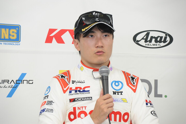 決勝記者会見：優勝した牧野任祐（DOCOMO TEAM DANDELION RACING）