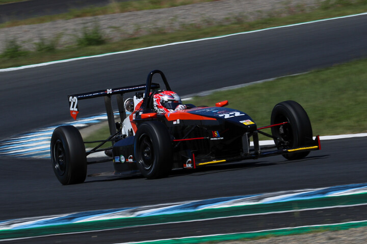 ポールポジションは酒井翔太（ファーストガレージKK-SII）