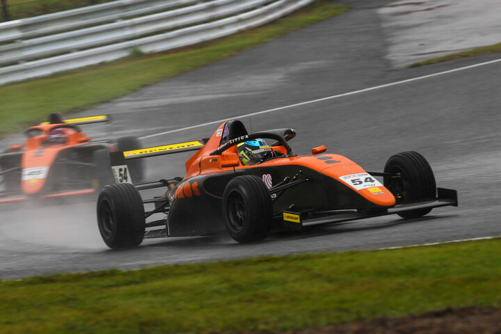 決勝2位は佐藤凛太郎（PONOS RACING MCS4）