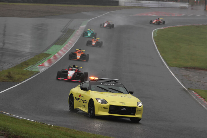 レースは途中セーフティーカーが導入された