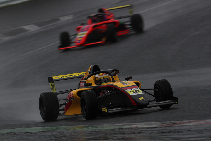 インディペンデントクラス第9戦予選3位、第9戦予選2位のDRAGON（B-MAX TEAM DRAGON）