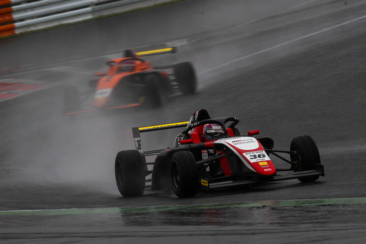 第9戦予選5位、第10戦予選3位の卜部和久（TGR-DC RS F4）