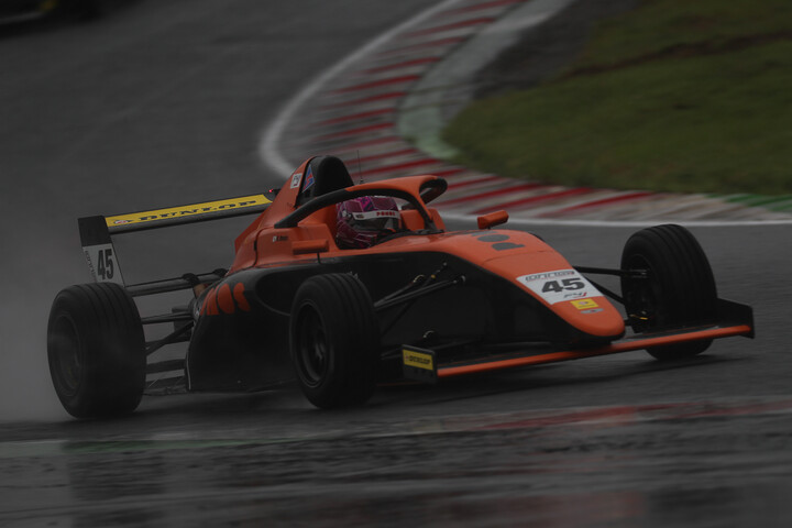 第9戦、第10戦とも予選2位の大宮賢人（PONOS RACING MCS4）