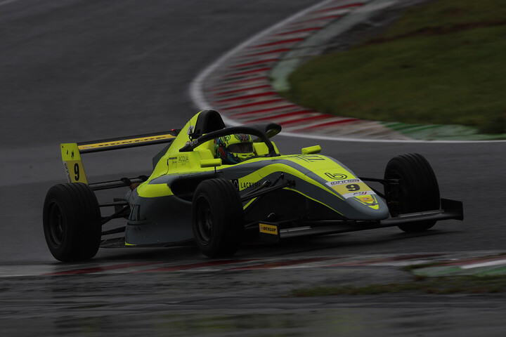 インディペンデントクラス第9戦予選2位、第10戦予選3位のケン・アレックス（BUZZ RACING）