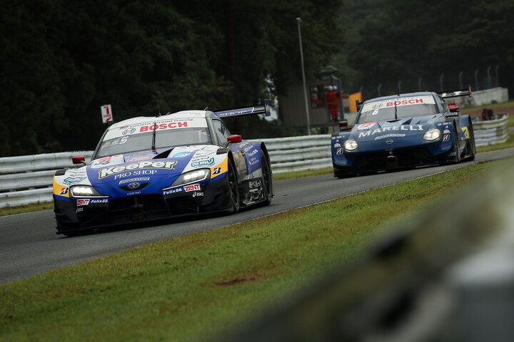 38号車KeePer CERUMO GR Supraと12号車MARELLI IMPUL Zの争い