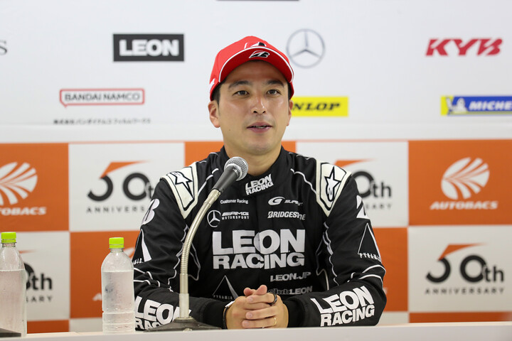 GT300クラス優勝の蒲生尚弥（K2 R&D LEON RACING）