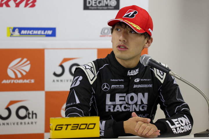 GT300クラス優勝の篠原拓朗（K2 R&D LEON RACING）