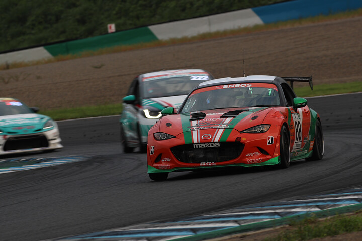 ST-5クラス優勝は村上モータースMAZDAロードスター（村上博幸／岡本大地／吉田綜一郎／有岡綾平）