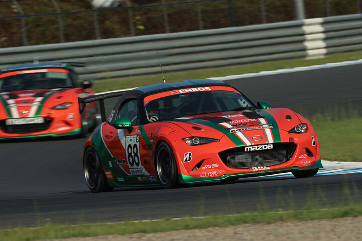 ST-5クラスポールポジションは村上モータースMAZDAロードスター（村上博幸／岡本大地／吉田綜一郎／有岡綾平）