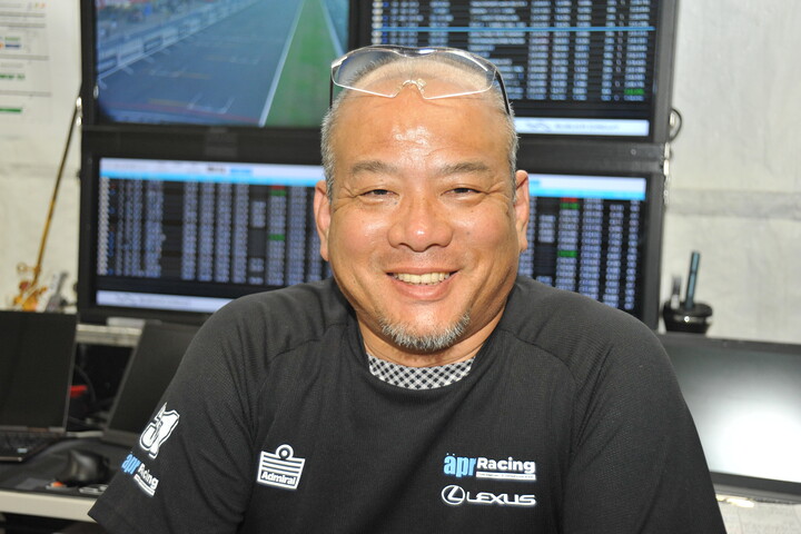 総合・ST-Xクラスポールポジションを獲得したaprの金曽裕人監督
