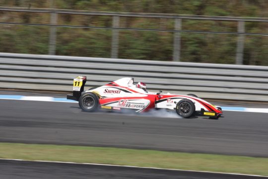 ポールポジションは小松響（Rn-sports F110）